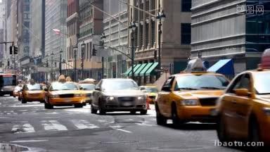 出租车和其他车辆行驶在纽约一条典型的城市街道上